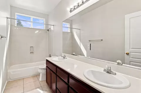 Bath - 1686 Aletsch Way, Manteca, CA 95337 photo 3 of 5