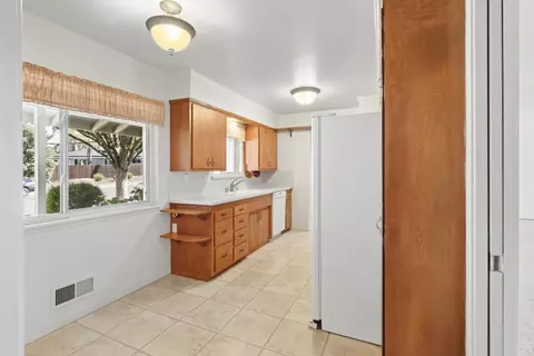 Kitchen - 6218 Saint James Dr, Carmichael, CA 95608 photo 4 of 8