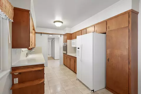 Kitchen - 6218 Saint James Dr, Carmichael, CA 95608 photo 6 of 8