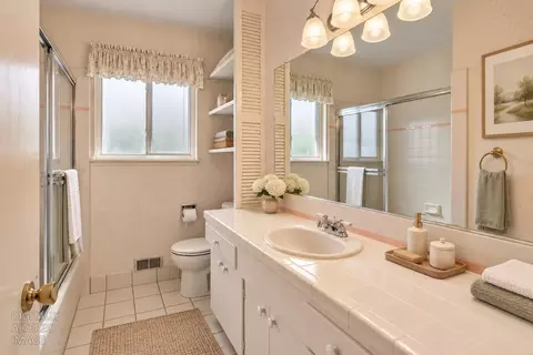 Bath - 6218 Saint James Dr, Carmichael, CA 95608 photo 1 of 4