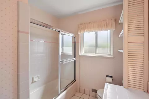 Bath - 6218 Saint James Dr, Carmichael, CA 95608 photo 2 of 4