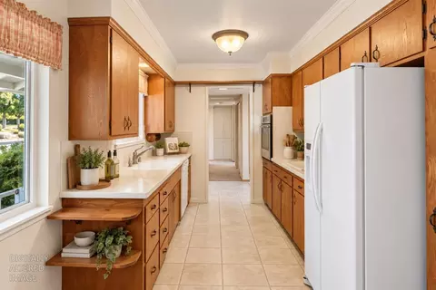 Kitchen - 6218 Saint James Dr, Carmichael, CA 95608 photo 2 of 8