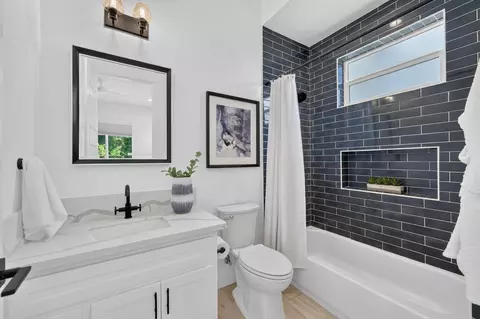 Bath - 3705 Mackenzie Ln, Carmichael, CA 95608 photo 2 of 11