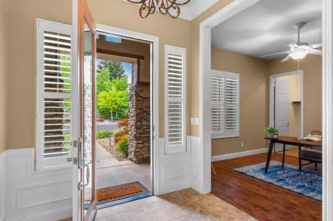 Entry Way - 2442 Pepper Tree Ln, Manteca, CA 95336 photo 3 of 4