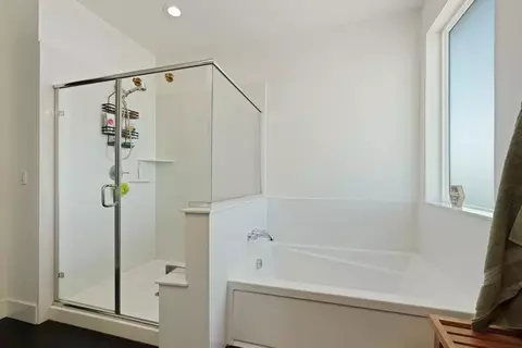 Bath - 394 Vinal Dr, Manteca, CA 95337 photo 5 of 5