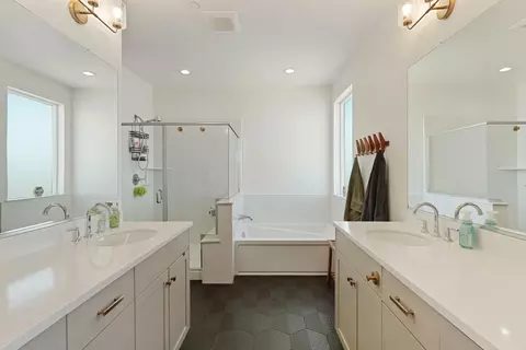 Bath - 394 Vinal Dr, Manteca, CA 95337 photo 4 of 5