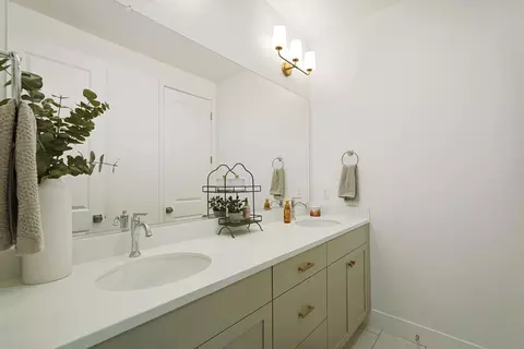 Bath - 394 Vinal Dr, Manteca, CA 95337 photo 2 of 5