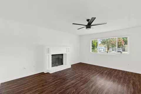 Living - 1073 Derby Ct, Manteca, CA 95336 photo 2 of 6