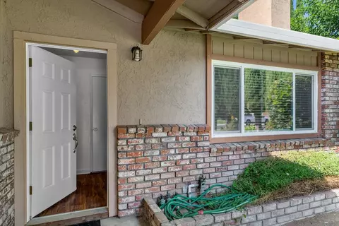 Entry Way - 1073 Derby Ct, Manteca, CA 95336 photo 1 of 3