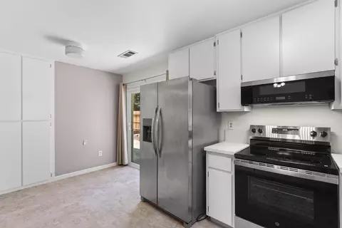 Kitchen - 1073 Derby Ct, Manteca, CA 95336 photo 5 of 5
