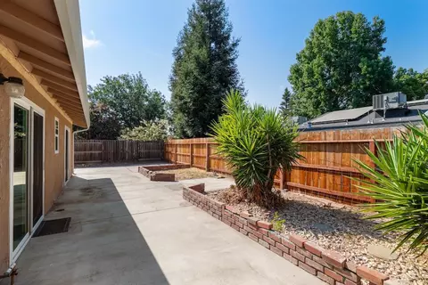 Exterior - 1073 Derby Ct, Manteca, CA 95336 photo 8 of 11