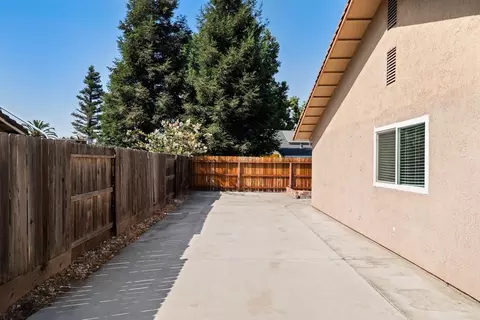 Exterior - 1073 Derby Ct, Manteca, CA 95336 photo 10 of 11