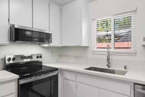 Kitchen - 1073 Derby Ct, Manteca, CA 95336 photo 4 of 5