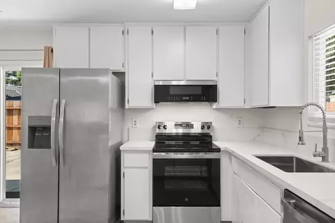Kitchen - 1073 Derby Ct, Manteca, CA 95336 photo 3 of 5