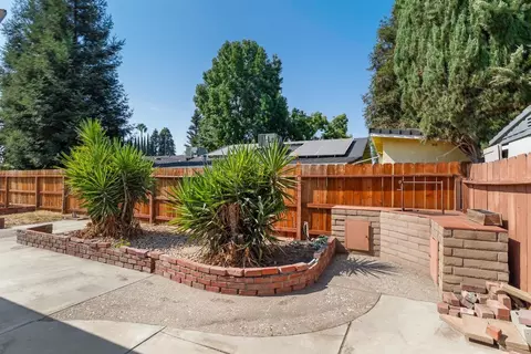Exterior - 1073 Derby Ct, Manteca, CA 95336 photo 7 of 11