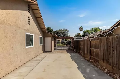 Exterior - 1073 Derby Ct, Manteca, CA 95336 photo 9 of 11