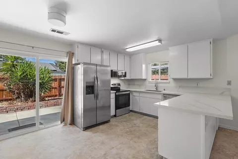 Kitchen - 1073 Derby Ct, Manteca, CA 95336 photo 2 of 5
