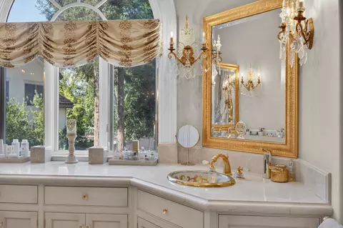 Bath - 5021 Jardin Ln, Carmichael, CA 95608 photo 8 of 13