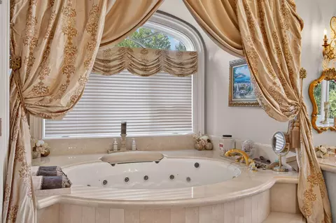 Bath - 5021 Jardin Ln, Carmichael, CA 95608 photo 10 of 13