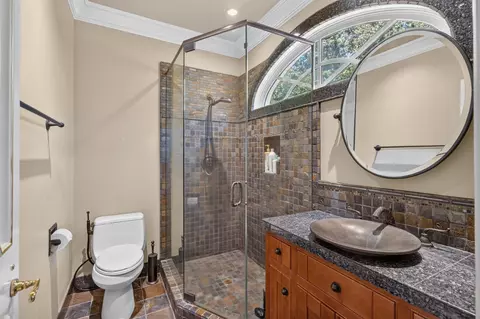 Bath - 5021 Jardin Ln, Carmichael, CA 95608 photo 4 of 13