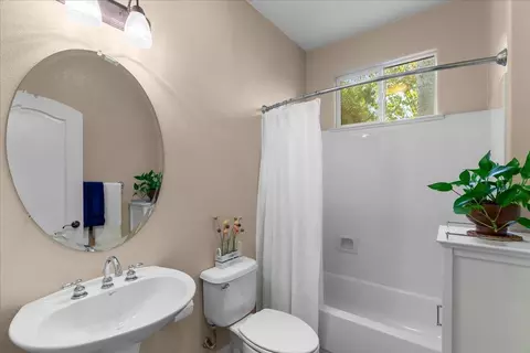 Bath - 2908 Winged Foot Ct, Modesto, CA 95355 photo 1 of 7