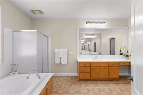 Bath - 2908 Winged Foot Ct, Modesto, CA 95355 photo 2 of 7
