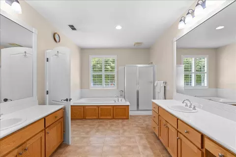 Bath - 2908 Winged Foot Ct, Modesto, CA 95355 photo 5 of 7