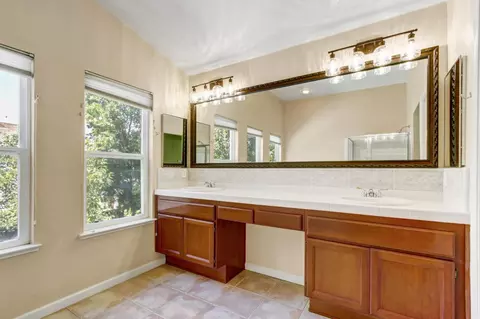 Bath - 2589 Hepworth Dr, Davis, CA 95618 photo 2 of 6