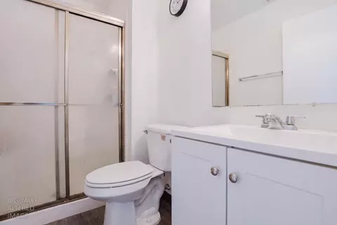 Bath - 1584 Northgate Dr, Manteca, CA 95336 photo 2 of 2