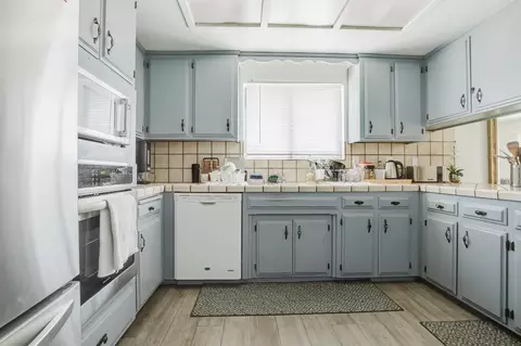 Kitchen - 1584 Northgate Dr, Manteca, CA 95336 photo 1 of 3