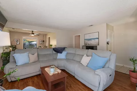 Living - 1517 Del Monte Ave, Modesto, CA 95350 photo 2 of 4