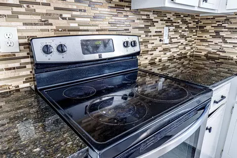 Kitchen - 644 Swallow Dr, Manteca, CA 95336 photo 3 of 3