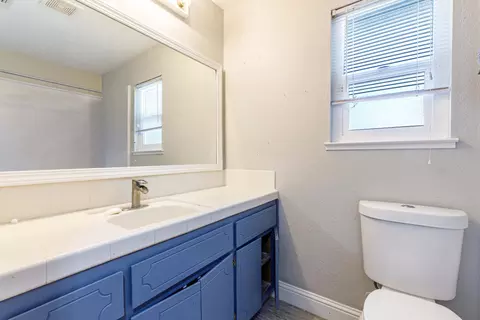 Bath - 644 Swallow Dr, Manteca, CA 95336 photo 1 of 2