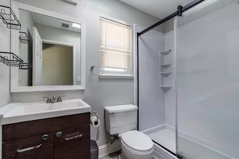 Bath - 644 Swallow Dr, Manteca, CA 95336 photo 2 of 2