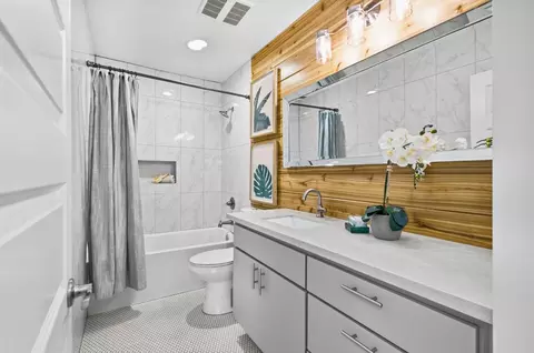 Bath - 435 11th St, Davis, CA 95616 photo 3 of 3