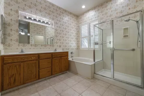 Bath - 1637 Seven Fls, Modesto, CA 95355 photo 2 of 2