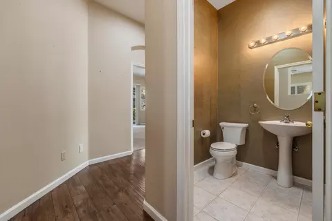 Entry Way - 1637 Seven Fls, Modesto, CA 95355 photo 5 of 10