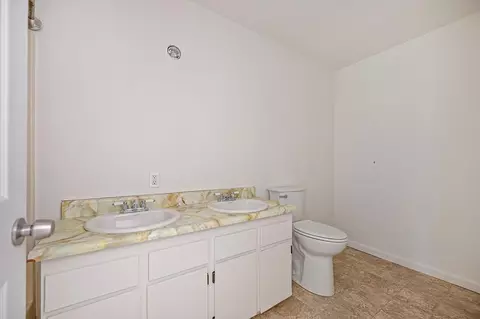 Bath - 516 Whiting St, Grass Valley, CA 95945 photo 2 of 2