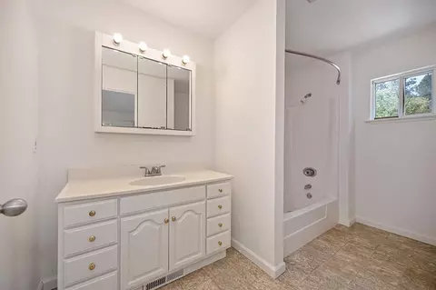 Bath - 516 Whiting St, Grass Valley, CA 95945 photo 1 of 2
