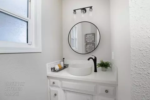 Bath - 16012 Sycamore Ave, Patterson, CA 95363 photo 5 of 7