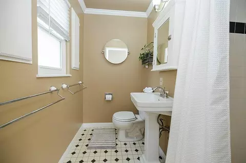 Bath - 1509 Lorainne Ave, Modesto, CA 95350 photo 2 of 7