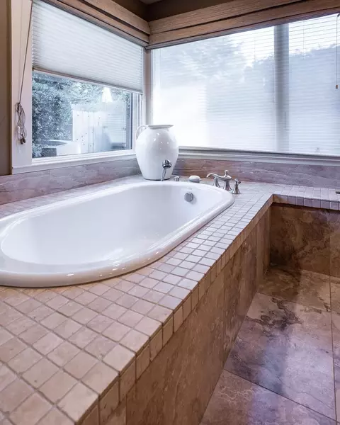 Bath - 7108 Hillcrest Dr, Modesto, CA 95356 photo 5 of 9