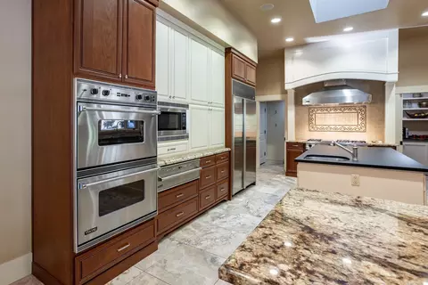 Kitchen - 7108 Hillcrest Dr, Modesto, CA 95356 photo 2 of 6