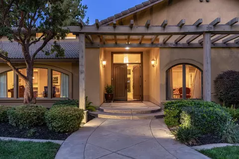 Exterior - 7108 Hillcrest Dr, Modesto, CA 95356 photo 2 of 13