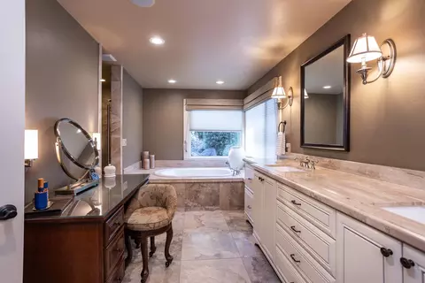 Bath - 7108 Hillcrest Dr, Modesto, CA 95356 photo 6 of 9