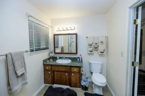 Bath - 1509 Duckart Way, Modesto, CA 95355 photo 2 of 4
