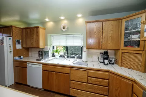 Kitchen - 1509 Duckart Way, Modesto, CA 95355 photo 3 of 8