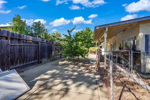 Exterior - 552 Westfield Pl, Patterson, CA 95363 photo 4 of 6