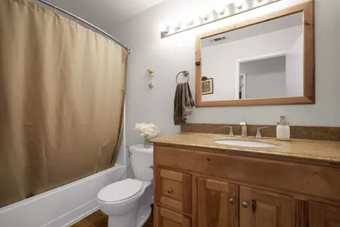 Bath - 552 Westfield Pl, Patterson, CA 95363 photo 1 of 2