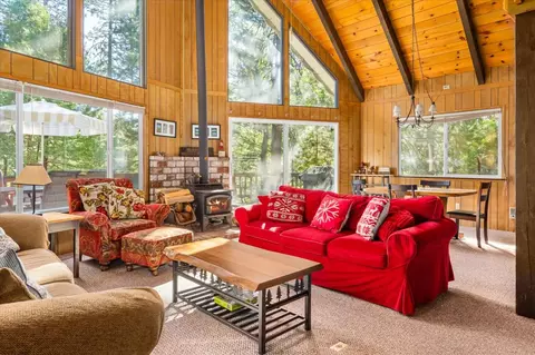 Living - 567 Marilyn Way, Arnold, CA 95223 photo 2 of 5